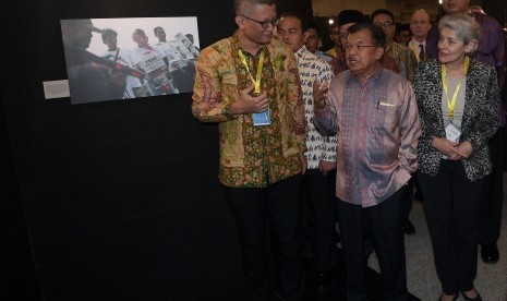 Wapres Jusuf Kalla (tengah) didampingi Director General UNESCO Irina Bokova (kanan) dan anggota Dewan Pers Jimmy Silalahi (kiri) (Ilustrasi)