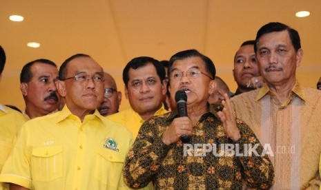  Wapres Jusuf Kalla (tengah), Ketum Partai Golkar Aburizal Bakrie (kiri). -Republika/Tahta Aidilla-