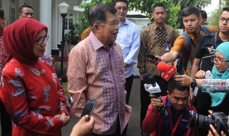  Wapres Jusuf Kalla (tengah) memberikan keterangan kepada wartawan seusai pulang dari Rumah Sakit Cipto Mangunkusumo (RSCM) di Rumah Dinas Wapres, Menteng, Jakarta, Kamis (10/9). 