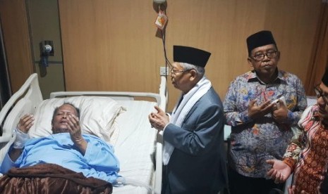 Sekjen MUI: Prof Yunahar Ilyas Ulama Berpengetahuan Luas. Wapres KH Maruf Amin saat menjenguk Waketum MUI Prof Yunahar Ilyas.