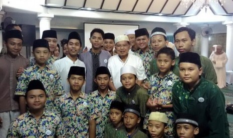 Wapres M. Jusuf Kalla buka bersama dengan anak asuh Rumah Yatim di kediamannya Jl. Brawijaya Raya No. 6, Jakarta Selatan.