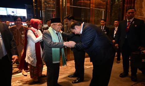 Wapres Maruf Amin dan Ibu Wury Maruf Amin saat tiba di Hotel Latsavong, Vientiane, Laos, Selasa (8/10/2024). Wapres akan memimpin delegasi Indonesia di KTT ke-44 dan ke-45 ASEAN.