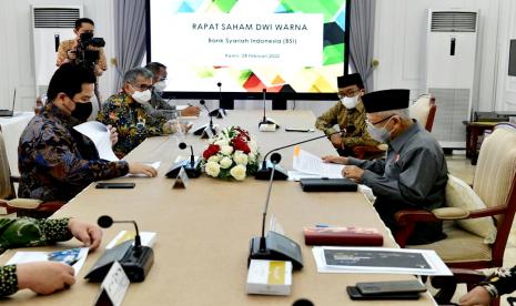 Wakil Presiden Ma’ruf Amin saat memimpin Rapat Penyertaan Modal Negara melalui Saham Dwiwarna pada PT Bank Syariah Indonesia Tbk di Kediaman Resmi Wapres di Jakarta Pusat, Kamis (24/02/2022). Setelah menggabungkan 3 (tiga) bank Himbara, yakni BRI Syariah, BNI Syariah, dan Bank Syariah Mandiri menjadi Bank Syariah Indonesia (BSI) setahun yang lalu, kini pemerintah berencana untuk semakin menumbuhkan BSI dengan menyertakan modal negara melalui saham seri A Dwiwarna. 