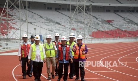 Wapres RI Jusuf Kalla (tengah) didampingi Meteri PUPR Basuki Hadimuljono (ketiga kiri) dan Ketua Komite Penyelenggara Asian Games Indonesia (INASGOC) Erick Thohir (kanan) meninjau proses renovasi Stadion Utama Gelora Bung Karno (SUGBK) di Senayan, Jakarta, Selasa (3/10).