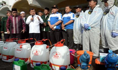 Wapres RI ke 10 dan 12 yang juga sebagai Ketua Umum Dewan Masjid Indonesia Jusuf Kalla menyaksikan langsung Kick Off Gerakan Semprot Disinfektan 10.000 Masjid Antisipasi Penyebaran Virus Corona Covid-19 di Masjid Jami