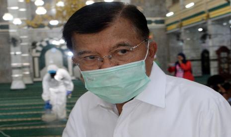 Wapres RI ke 10 dan 12 yang juga sebagai Ketua Umum Dewan Masjid Indonesia Jusuf Kalla menyaksikan langsung Kick Off Gerakan Semprot Disinfektan 10.000 Masjid Antisipasi Penyebaran Virus Corona Covid-19 di Masjid Jami