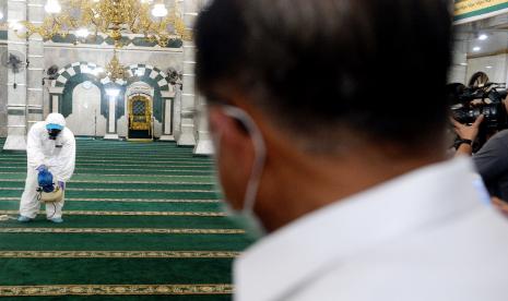 JK: Penutupan Sementara Masjid Perlu Sosialisasi. Wapres RI ke 10 dan 12 yang juga sebagai Ketua Umum Dewan Masjid Indonesia Jusuf Kalla menyaksikan langsung Kick Off Gerakan Semprot Disinfektan 10.000 Masjid Antisipasi Penyebaran Virus Corona Covid-19 di Masjid Jami