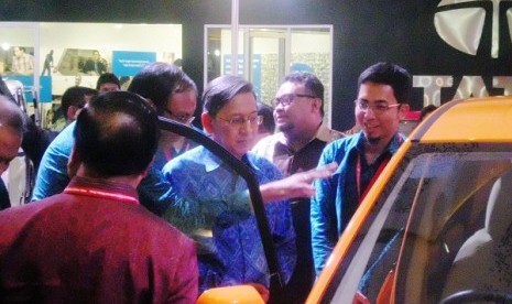 Wapres RI sedang berdiskusi tentang spesifikasi Tata Nano dengan Presdir TMI Biswadev Sengupta