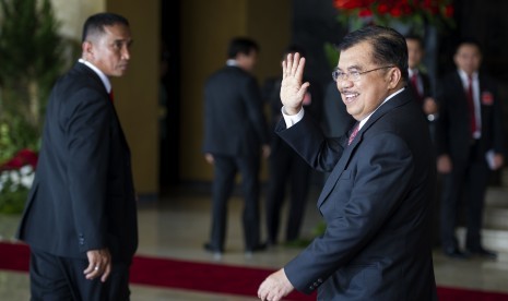 Wapres terpilih Jusuf Kalla, menyapa wartawan saat menghadiri Sidang Bersama DPR dan DPD RI dalam rangka HUT Kemerdekaan ke-69 RI di Gedung Nusantara, Kompleks Parlemen, Senayan, Jakarta, Jumat (15/8). 