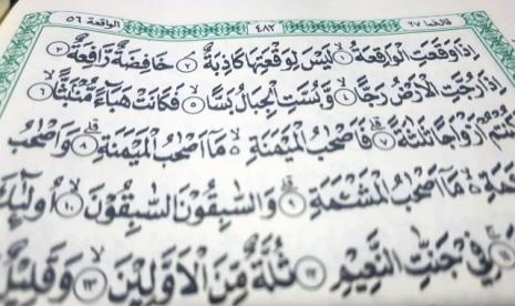 Surat Al Waqiah. Surat Al Waqiah dianjurkan dibaca untuk memperlancar rezeki 