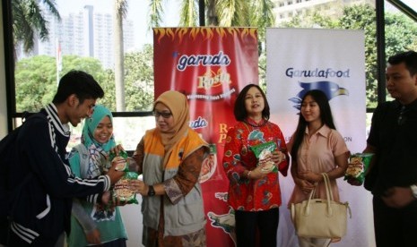 Wara Sri Handayani berdialog dengan Kepala Career Development Centre UI Sandra Fikawati usai memberikan materi seminar di UI, Depok (10/8).