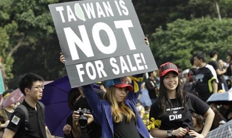 Warga Taiwan menuntut terbebasnya Taiwan dari Cina sebagai negara.