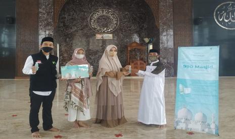 Wardah kembali menggandeng Dompet Dhuafa Lampung membagikan bantuan Hand Gel, produk handsanitizer Wardah, kepada jamaah masjid di Lampung. Kali ini distribusi dilakukan bersama Istri Wakil Bupati Lampung Selatan, Nuri Maulida di Masjid Agung Kalianda, Lampung Selatan pada Jumat (21/5).