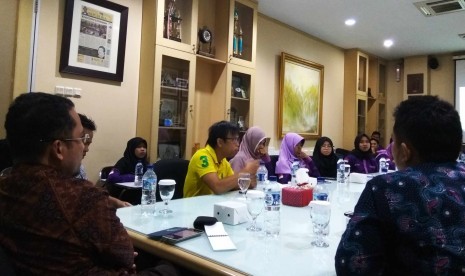 Waredpel Republika Online Joko Sadewo memaparkan proses berita di Republika Online saat menerima kunjungan mahasiswa UMY, Jakarta, Kamis (16/11).