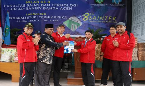 Warek II UIN Ar-Raniry Banda Aceh Prof Dr Syabuddin bersama Warek I Prof Gunawan Adnan menyerahkan salinan Keputusan Mendikbudristek tentang izin pembukaan Prodi Teknik Fisika kepada Dekan FST Dr Azhar Amsal, Rabu (1/6).