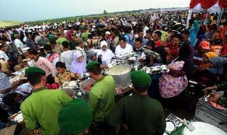   Warga Aceh berkumpul di Lapangan Alue Barueh, Seunuddun, Loksukon, Aceh Utara, dalam rangka syukuran untuk memperingati hari kemerdekaan Indonesia.