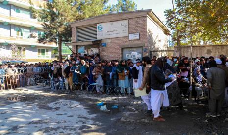 Warga Afghanistan berkumpul di luar kantor paspor saat Taliban melanjutkan penerbitan paspor, di Kabul, Afghanistan, 13 November 2021. 