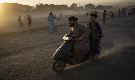 Warga Afghanistan mengendarai skuter di Taman Chaman-e-Hozari di Kabul, Afghanistan, Jumat, 17 September 2021.