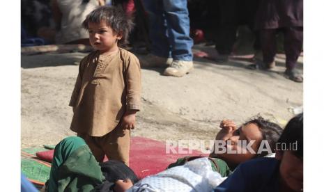  Warga Afghanistan yang mengungsi dari provinsi Kunduz dan Takhar akibat pertempuran antara pasukan Taliban dan Afghanistan berkumpul untuk mengumpulkan makanan, karena mereka tinggal di tempat penampungan sementara di sebuah kamp di Kabul, Afghanistan, 10 Agustus 2021. Sedikitnya 27 anak tewas dan 136 terluka dalam 72 jam terakhir di berbagai provinsi Afghanistan ketika pertempuran meningkat karena dorongan Taliban untuk mendapatkan wilayah, kata UNICEF pada 9 Agustus. 