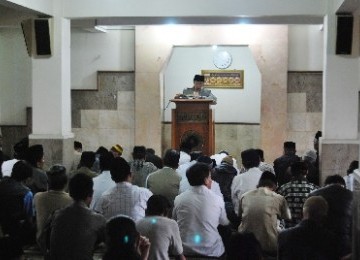 Warga Ahmadiyah Bandung saat menjalankan shalat Jumat di Masjid An-Nasir, Bandung.