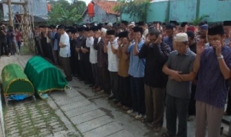 Warga Ahmadiyah Cipondoh saat shalat jenazah rekannya yang tewas dalam bentrokan beberapa waktu lalu (Ilustrusi)