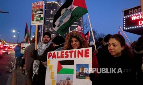 Warga Amerika keturunan Palestina dan simpatisannya berunjuk rasa menentang keputusan Presiden Donald Trump di Detroit, Michigan, Amerika Serikat, Jumat (8/12) waktu setempat.