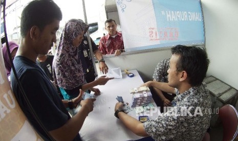 Warga antre untuk menukar uang pecahan kecil 