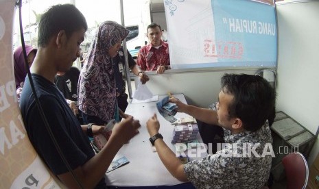 Warga antre menukar uang yang disediakan Bank Indonesia (BI) di depan Kantor Pos (ilustrasi)