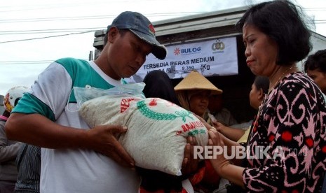 Warga antre membeli beras pada operasi pasar beras 