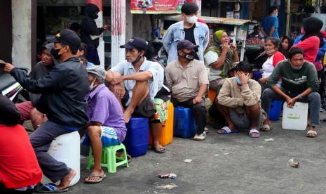 Warga antre membeli minyak goreng curah di Pasar Johar, Semarang, Jawa Tengah.