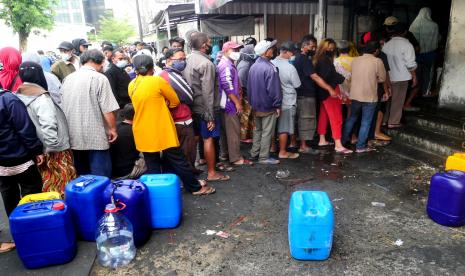 Warga antre membeli minyak goreng curah di Pasar Johar, Semarang, Jawa Tengah. Pemerintah berupaya melakukan upaya pemulihan ekonomi, salah satunya melalui program penyediaan minyak goreng curah khusus kebutuhan masyarakat, usaha mikro, dan usaha kecil.