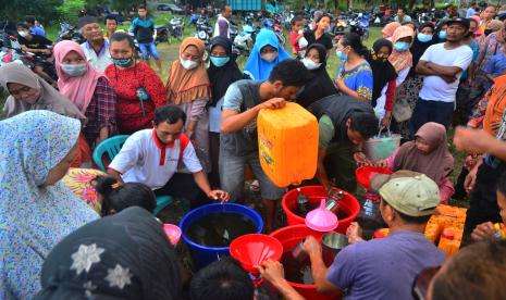 Warga antre membeli minyak goreng curah saat operasi pasar minyak goreng curah. Kejari Cirebon memeriksa distributor minyak goreng untuk mendalami kasus korupsi.