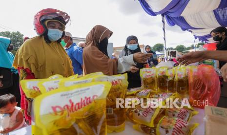 Warga antre membeli minyak goreng dalam pasar murah (ilustrasi). Dinas Perindustrian dan Perdagangan (Disperindag) Kabupaten Lebak, Provinsi Banten, menggelar pasar murah.