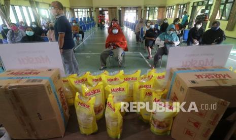 Warga antre membeli minyak goreng saat operasi pasar minyak goreng. Sebanyak 73 ribu liter minyak goreng murah sudah terjual di Riau dalam operasi pasar