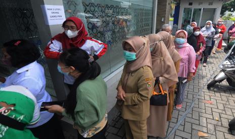 Warga antre membeli minyak goreng saat pasar minyak goreng murah di Boyolali, Jawa Tengah, Senin (14/3/2022).