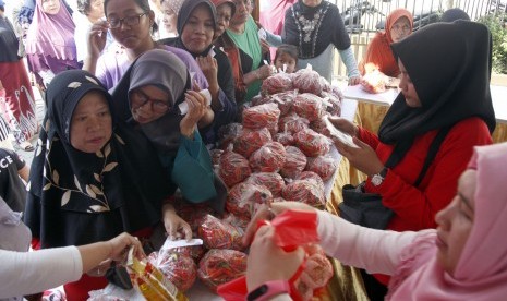 Warga antre membeli paket sembako murah (ilustrasi)