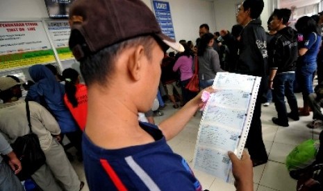 Warga antre membeli tiket di Stasiun Senen, Jakarta, Ahad (13/7). PT Kereta Api Indonesia (Persero) telah membuka pemesanan tiket tambahan kereta api sebanyak 1.600 kursi sejak Sabtu (12/7).