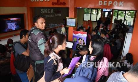 Warga antre membuat Surat Keterangan Catatan Kepolisian (SKCK) di Polresta Depok, Jawa Barat, Selasa (18/9).