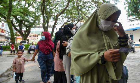 Warga antre mendaftar mudik gratis angkutan Lebaran di Dishub Kota Medan, Sumatera Utara, Kamis (21/4/2022). 