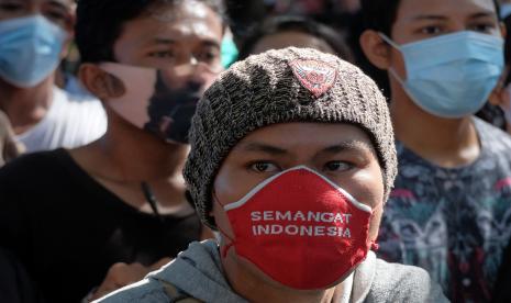 Warga antre mengikuti vaksinasi COVID-19 massal di Denpasar, Bali.