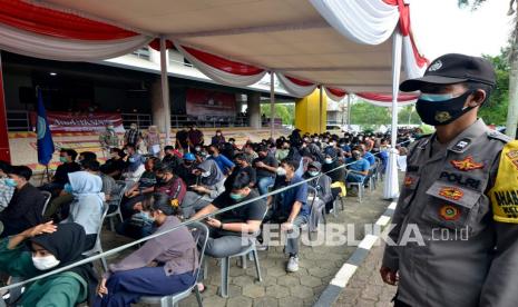 Warga antre mengikuti vaksinasi Covid-19 massal di GSG Universitas Lampung, Provinsi Lampung, Sabtu (26/6/2021). Pemerintah pusat akan mengirim 1,5 juta dosis vaksin ke Provinsi Lampung, karena tingkat vaksinasi warga di bawah rata-rata nasional.