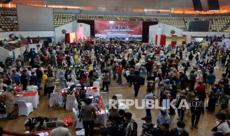 Warga antre mengikuti vaksinasi COVID-19 massal di GSG Universitas Lampung, Lampung, Sabtu (26/6/2021). Dinas Kesehatan bersama TNI dan POLRI menggelar vaksinasi COVID-19 massal untuk mencapai kekebalan komunal atau herd immunity menuju Indonesia sehat bebas COVID-19. 