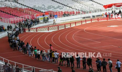 Warga antre mengikuti vaksinasi Covid-19 massal di Stadion Utama Gelora Bung Karno, Senayan, Jakarta, Sabtu (26/6/2021). Vaksin bisa menjadi alat untuk menurunkan risiko keterpaparan virus serta mengurangi tingkat keparahan gejala jika terpapar.   