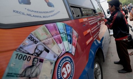 Warga antre menukar uang pecahan pada layanan mobil kas keliling Bank Indonesia.