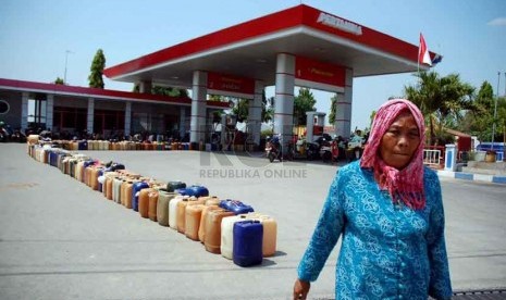 Warga antre menyimpan jerigen nya untuk mengisi bahan bakar solar di SPBU Anjatan, Indramayu, Selasa (26/8). (Republika/Raisan Al Farisi)