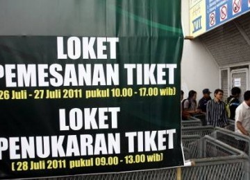 Warga antre pemesanan tiket pertandinganan antara tim nasional Indonesia dengan Turkmenistan di Stadion Gelora Bung Karno, Jakarta, Selasa (26/7).