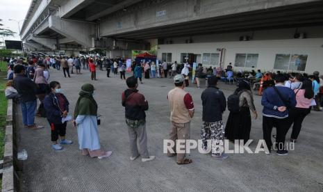 Warga antre saat akan melakukan tes cepat atau rapid test antigen di Bandara Adi Soemarmo, Boyolali, Jawa Tengah, Selasa (22/12/2020). PT Angkasa Pura I Bandara Adi Soemarmo membuka layanan tes cepat atau rapid test antigen bagi calon penumpang jasa penerbangan serta masyarakat umum sebagai upaya antisipasi dan menekan transmisi virus COVID-19 saat liburan Natal 2020 dan Tahun Baru 2021.