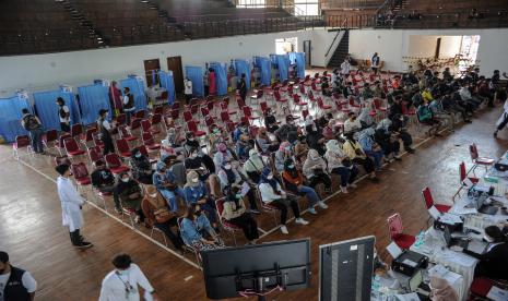 Warga antre saat mengikuti vaksinasi COVID-19 secara massal di Gor Saparua, Bandung, Jawa Barat, Jumat (10/9/2021). Pemerintah melalui Jabar Quick Response menggelar program vaksinasi COVID-19 secara massal tahap 2 bagi 3.000 warga guna mengejar target vaksinasi 400 ribu warga per hari di Jawa Barat.