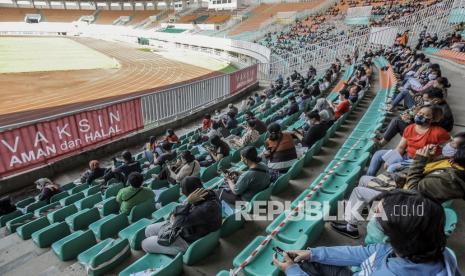 Warga antre saat mengikuti vaksinasi massal di Stadion Pakansari, Cibinong, Kabupaten Bogor, Jawa Barat, Kamis (8/7/2021). Kelonggaran penerapan protokol kesehatan baru bisa dilakukan ketika pandemi sudah bisa dikendalikan.