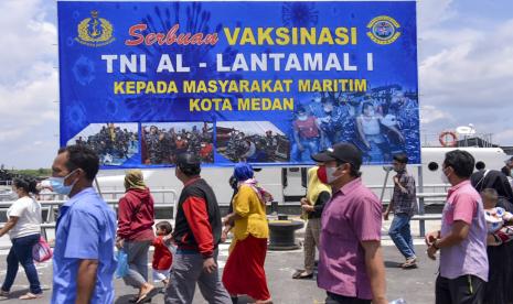 Warga antre saat pelaksanaan serbuan vaksin COVID-19 kepada masyarakat maritim di Dermaga Mako Lantamal I Belawan, Kota Medan, Sumatera Utara, Senin (30/8/2021). TNI Angkatan Laut menggelar serbuan vaksin COVID-19 untuk masyarakat maritim guna mewujudkan kekebalan komunal atau 